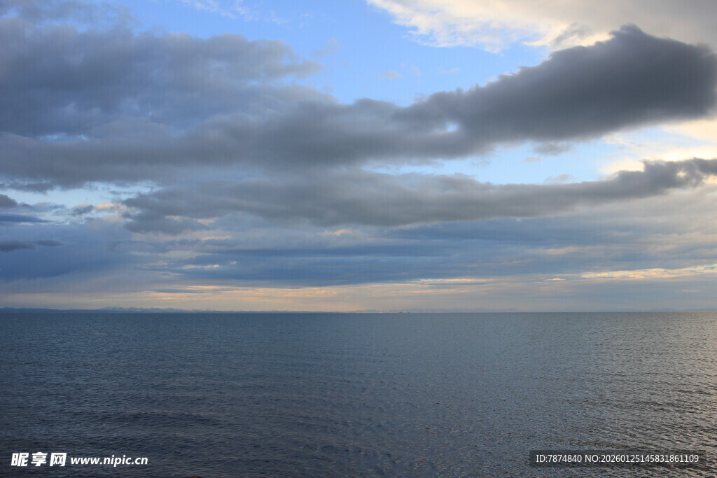 海上黄昏天空与云层景观