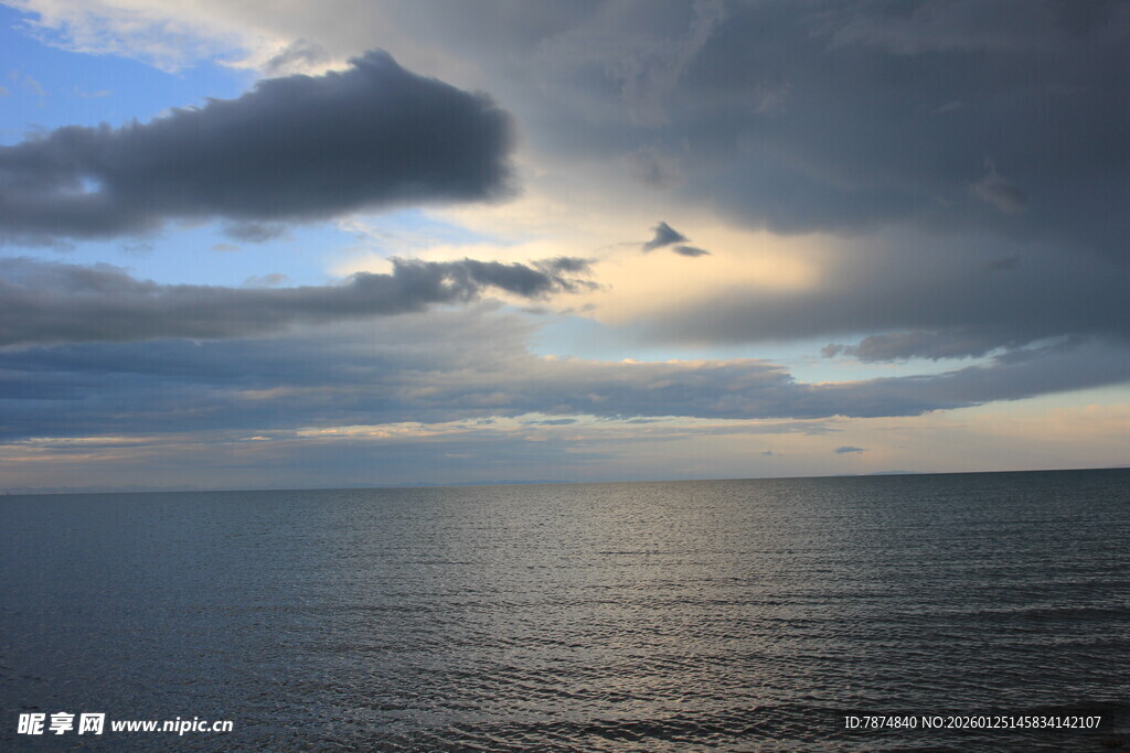 海上日落时分的壮丽景象