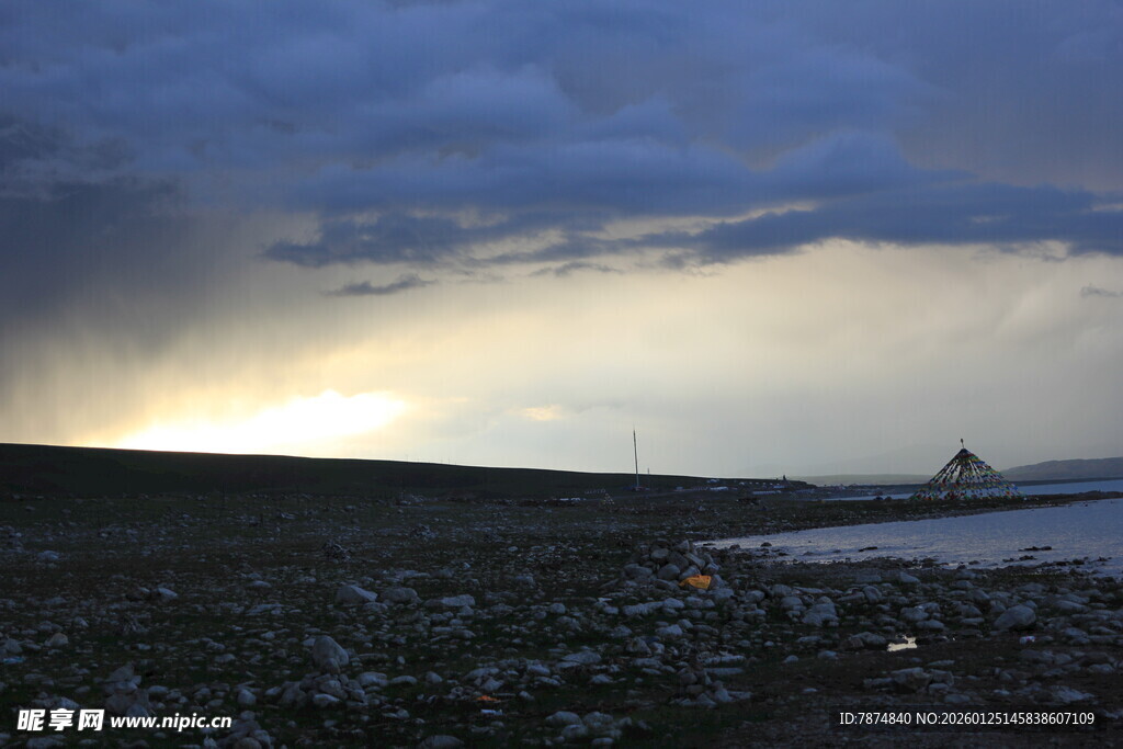 海边乌云笼罩的壮观景象