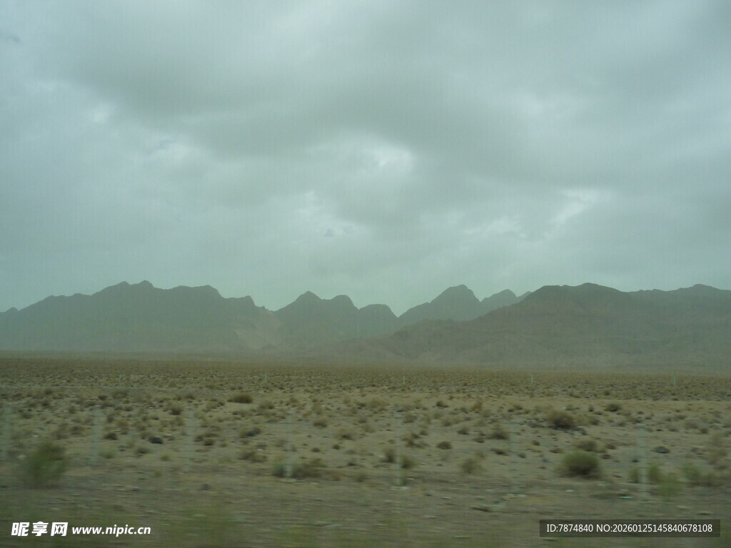 荒漠中的远山与阴沉天空