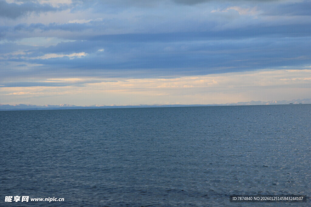 广阔海面与天空的美丽景致