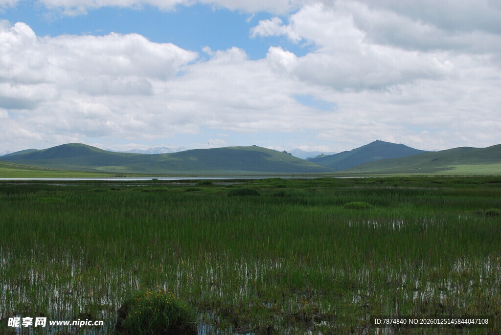 草原风光 远山与蓝天白云