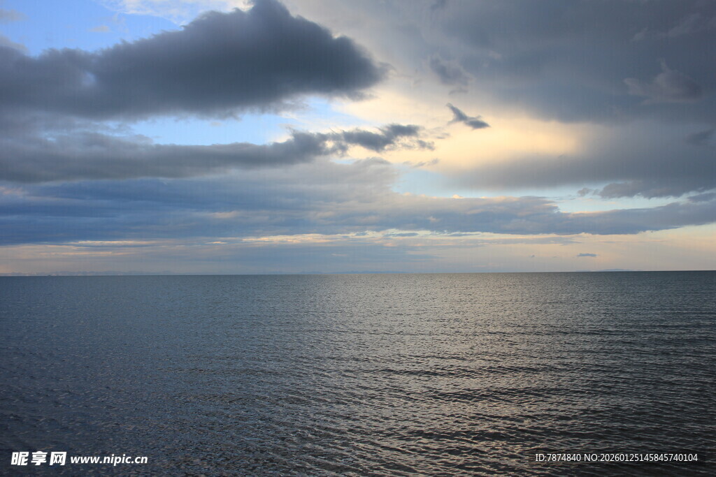 海上日落时分的壮丽景象