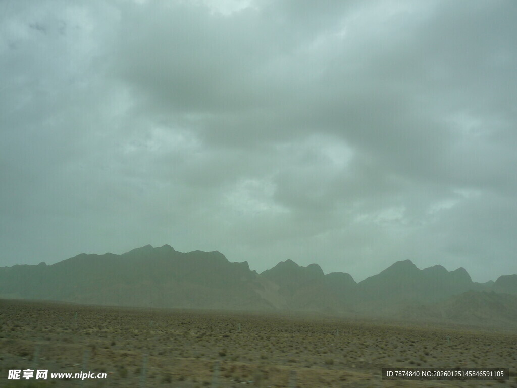 阴天沙漠与远处山峦景观