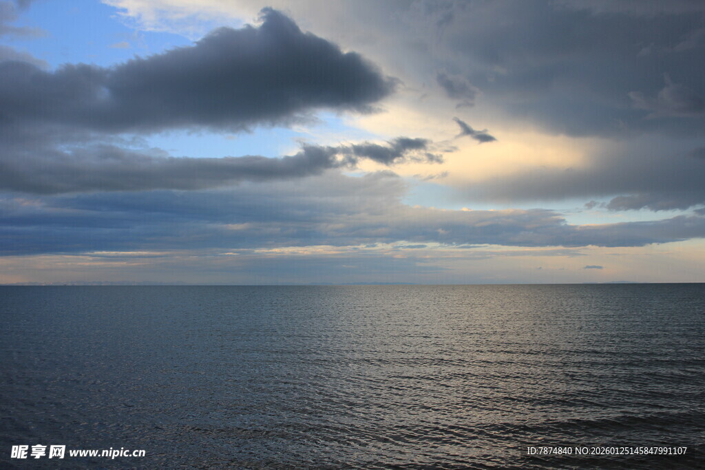 海上日落时分的壮阔景象