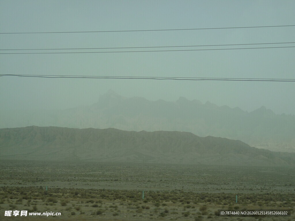沙漠中的朦胧远山景象