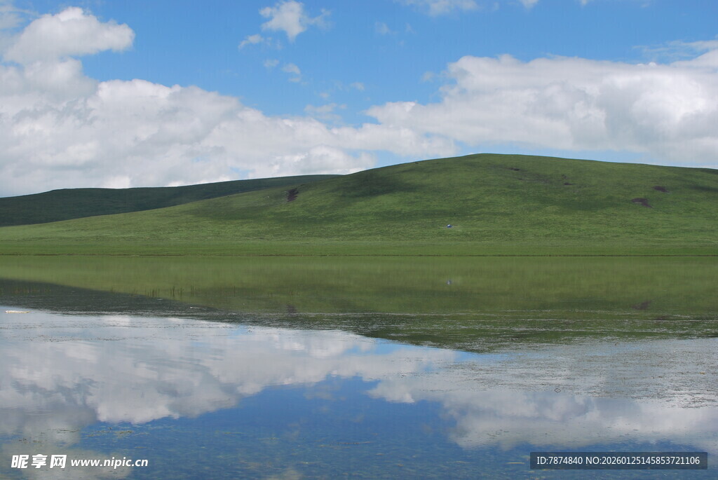 草原湖泊美景倒映蓝天