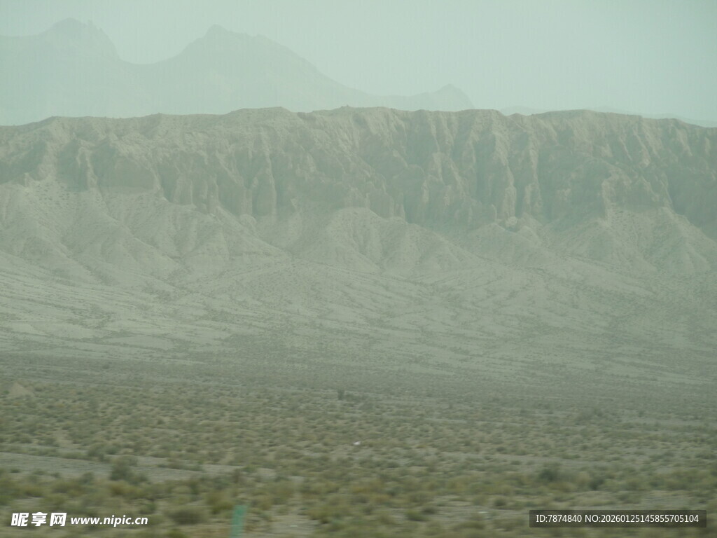 沙尘暴中的荒凉大地