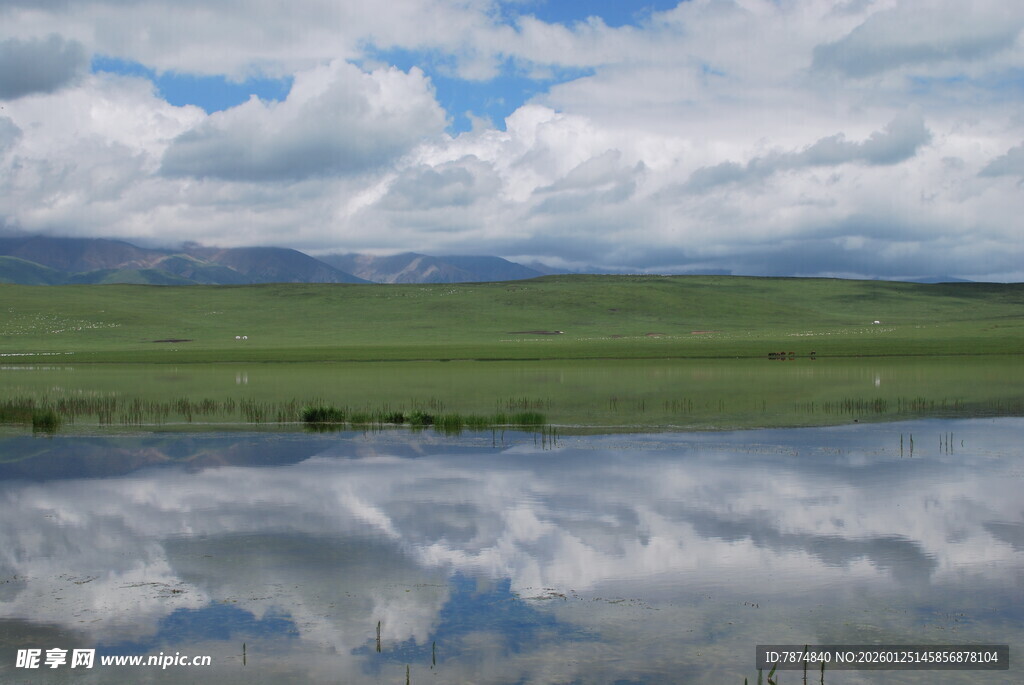 草原湖泊与蓝天白云倒影