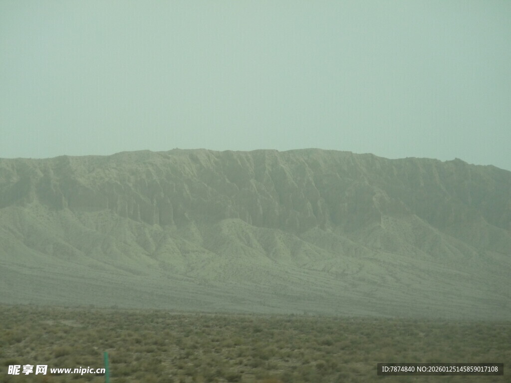 沙漠中的起伏山丘