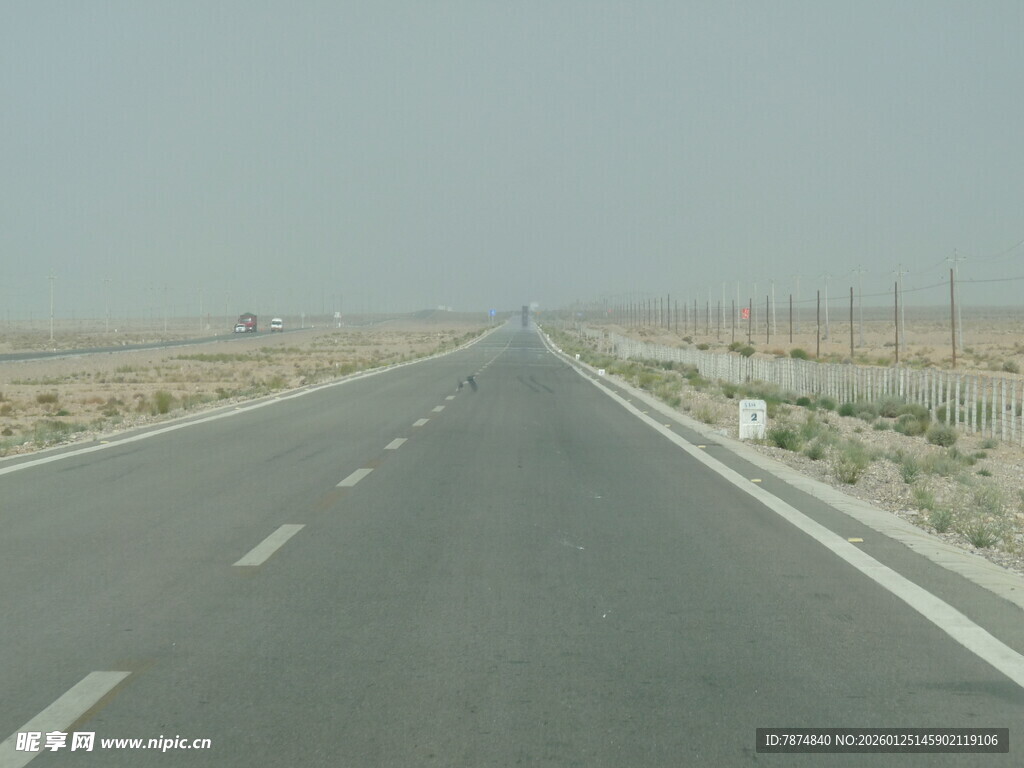 空旷公路延伸向远方