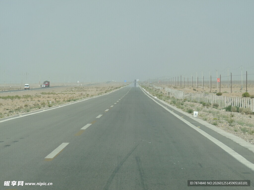 空旷公路延伸向远方