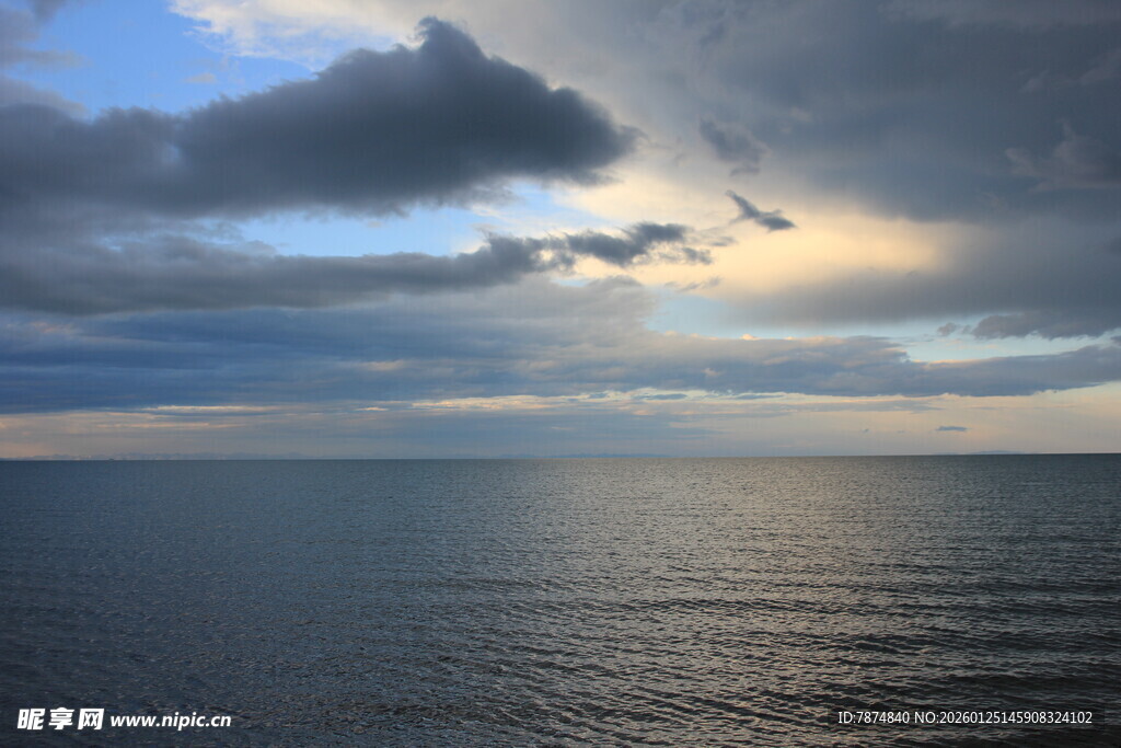 海上日落时分的壮丽景象