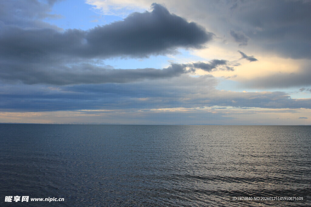 海上日落时分的壮丽景象