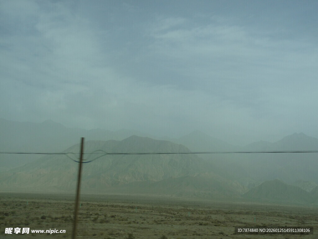 沙尘弥漫的荒凉户外景象