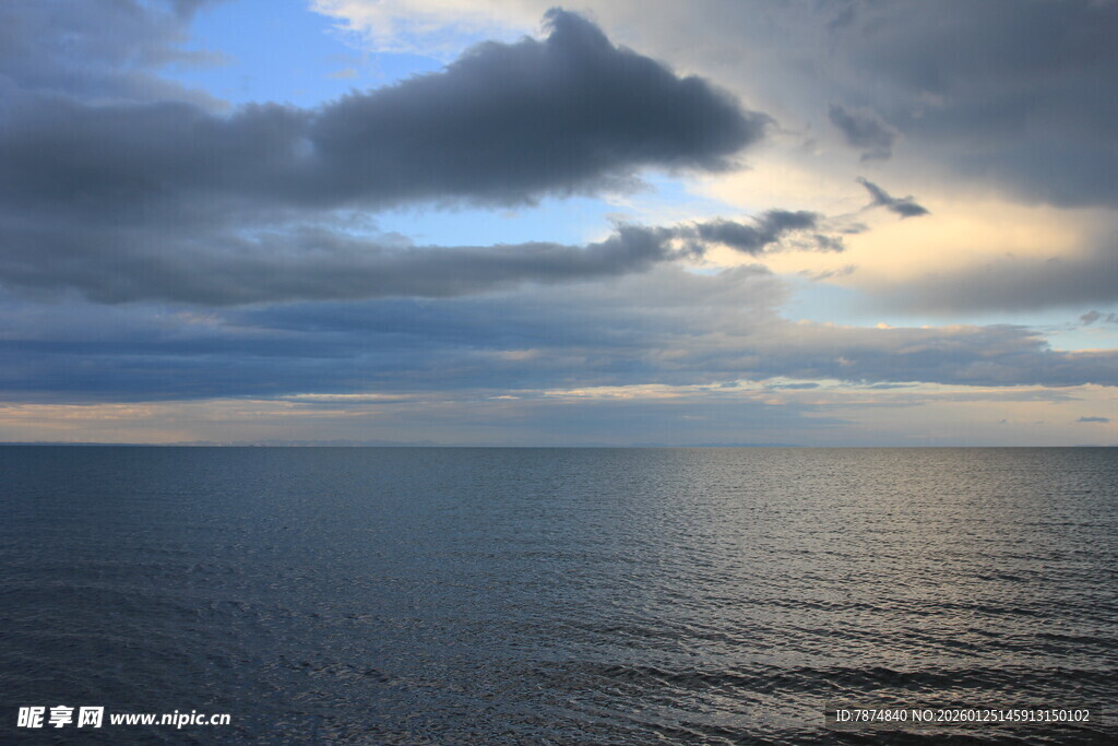 海上云景 日光穿透云层