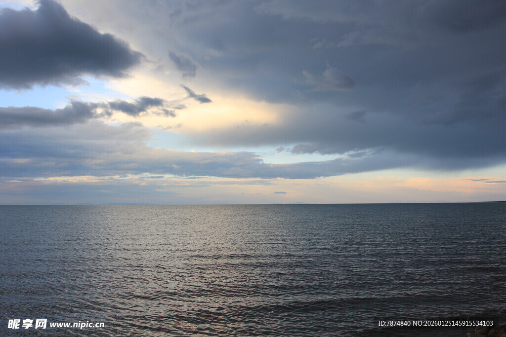 海上乌云下的静谧时刻