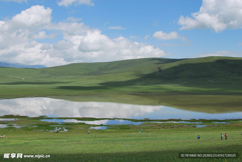 草原湖泊美景