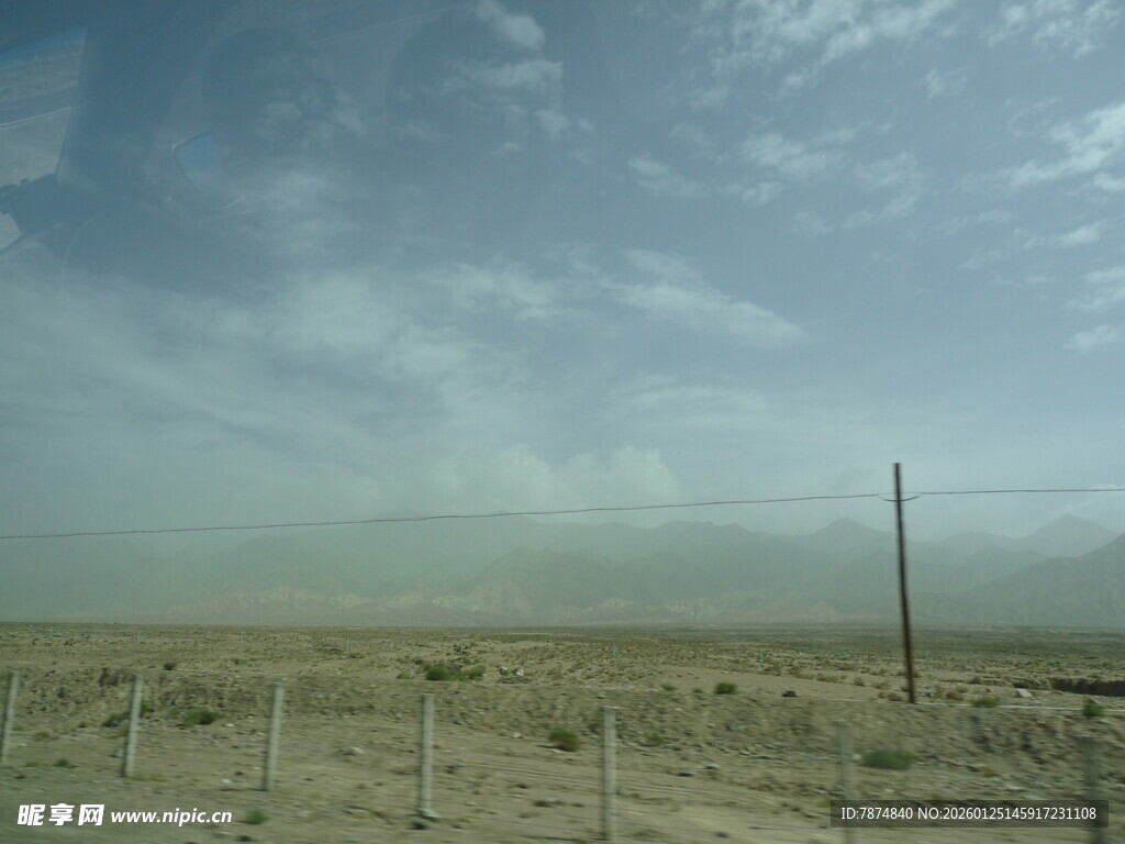 旷野中的围栏与电线杆