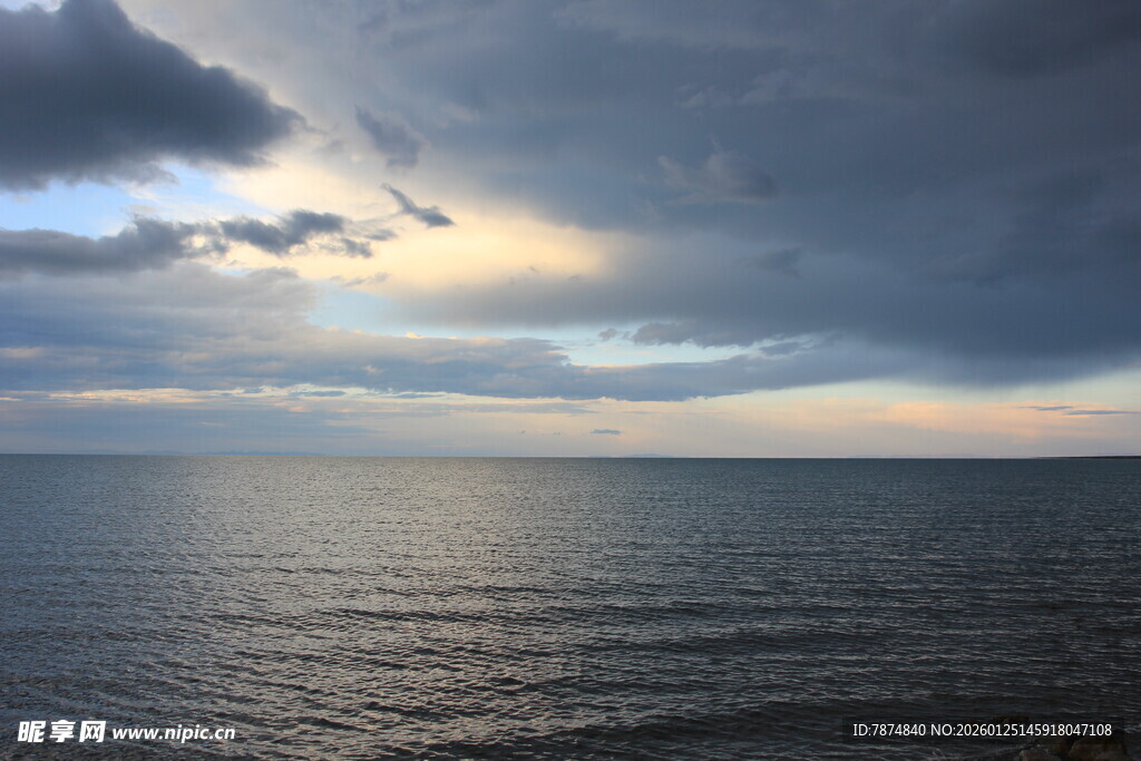 海上乌云下的壮丽光影