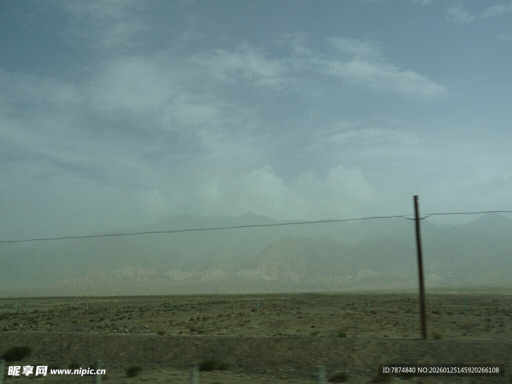 旷野中的孤杆与天际云彩