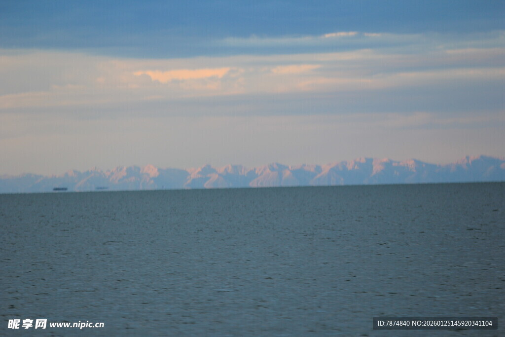 广阔海面与远处天际线