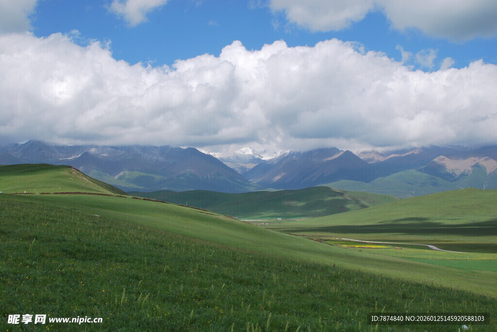 草原风光 远处山峦与白云