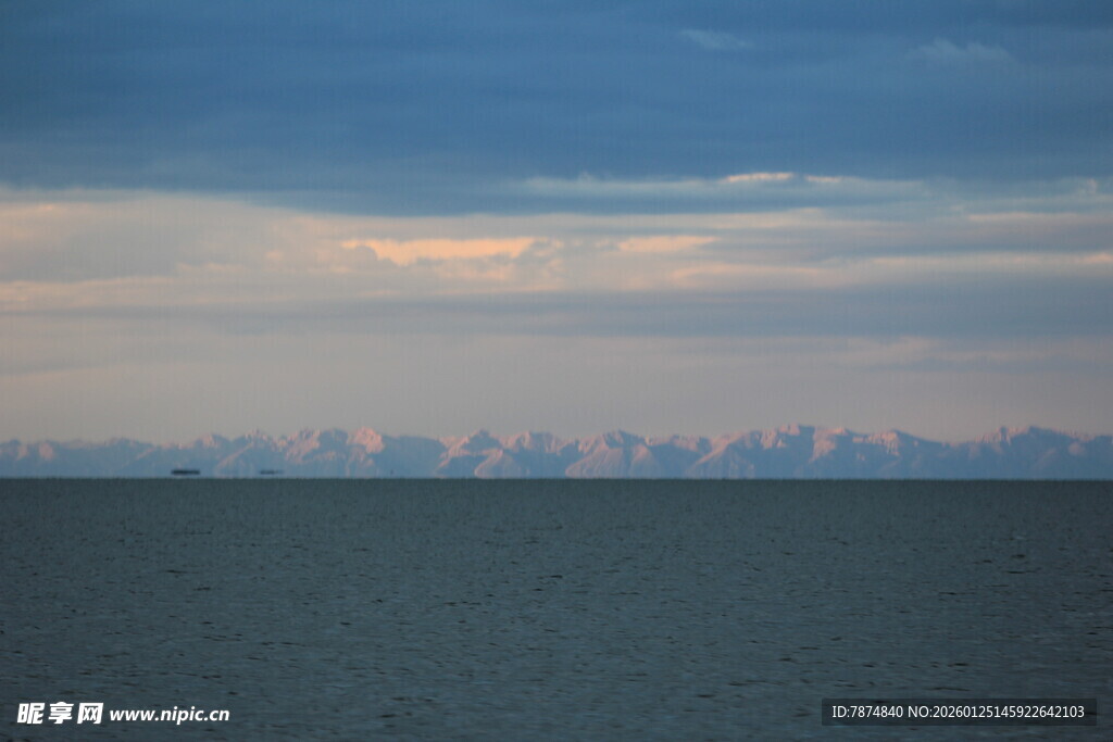 广阔海面与天边的云层