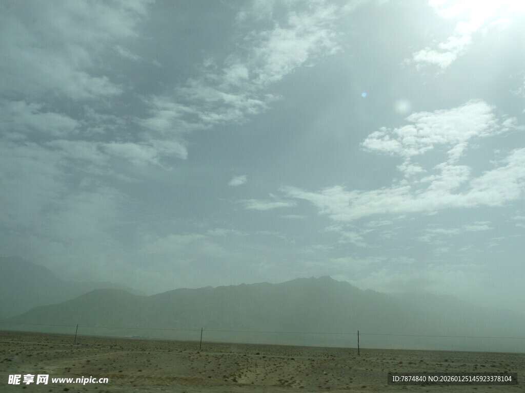 旷野云雾缭绕的朦胧景致