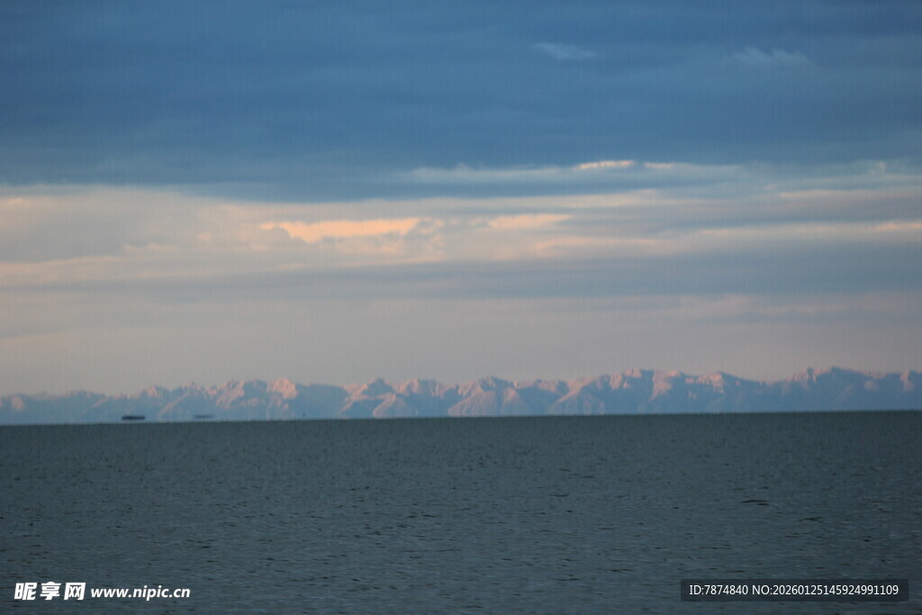 海上天际线 云影伴蓝波