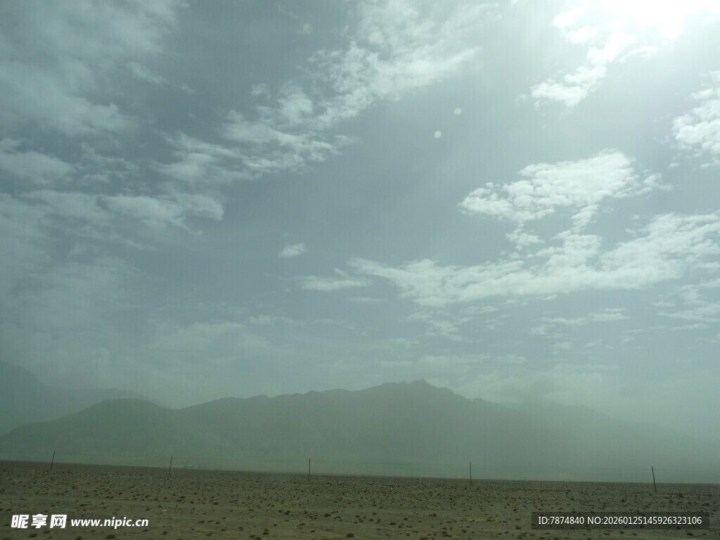 旷野之上的云与朦胧远山