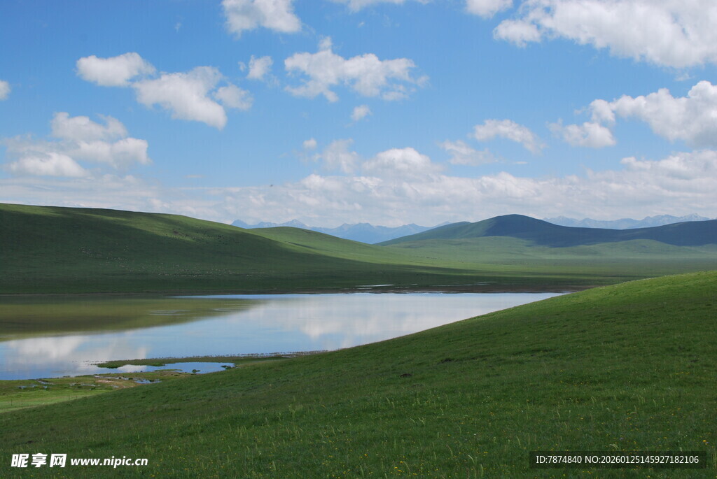 草原湖泊美景