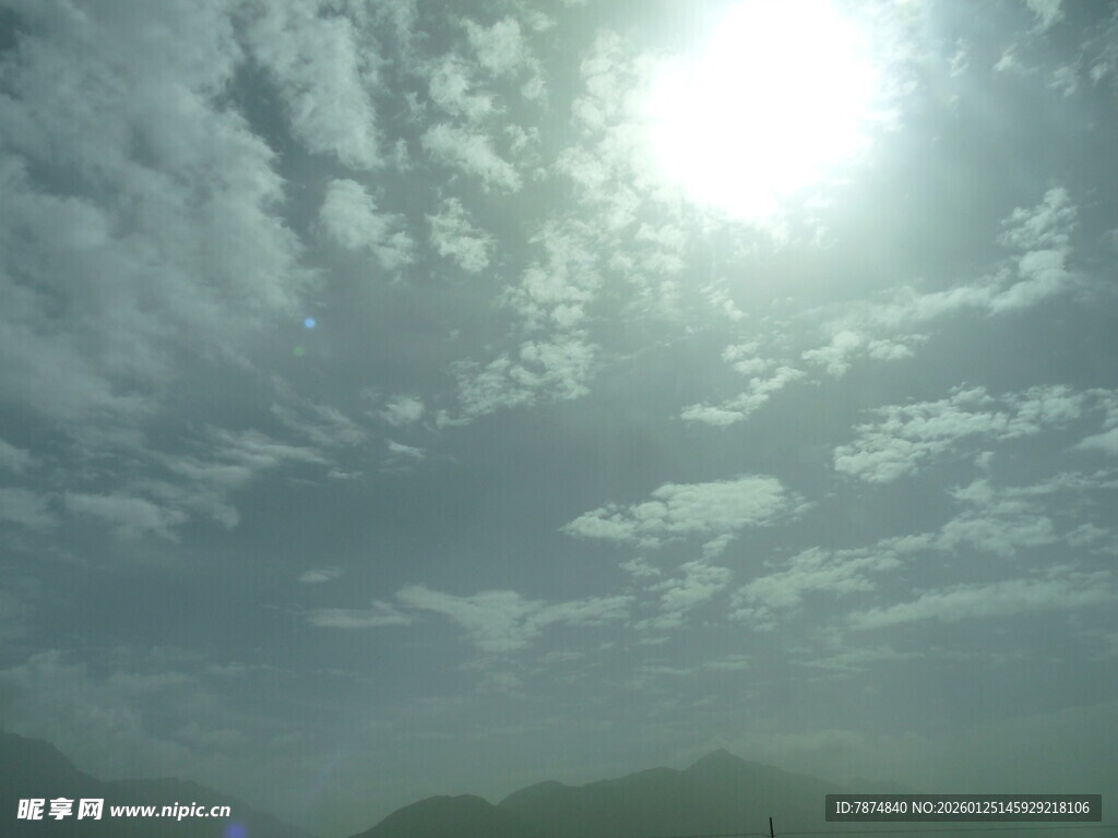 阳光穿透云层的天空景象