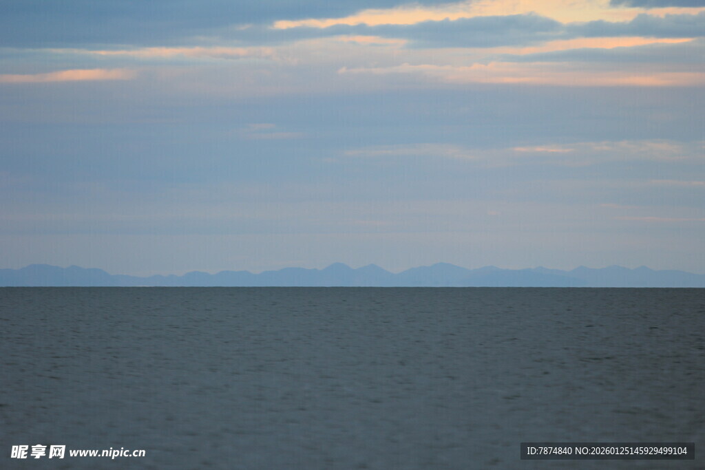 广阔海面与天边云彩