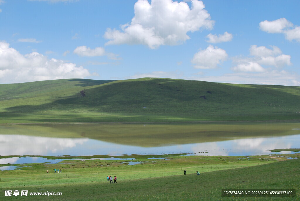 草原湖泊美景如画
