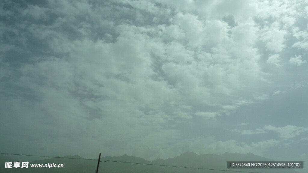 天空中的云朵与远山