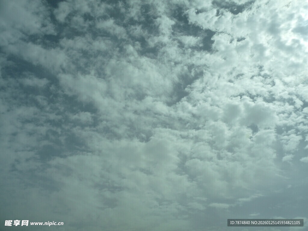 天空中的絮状云朵