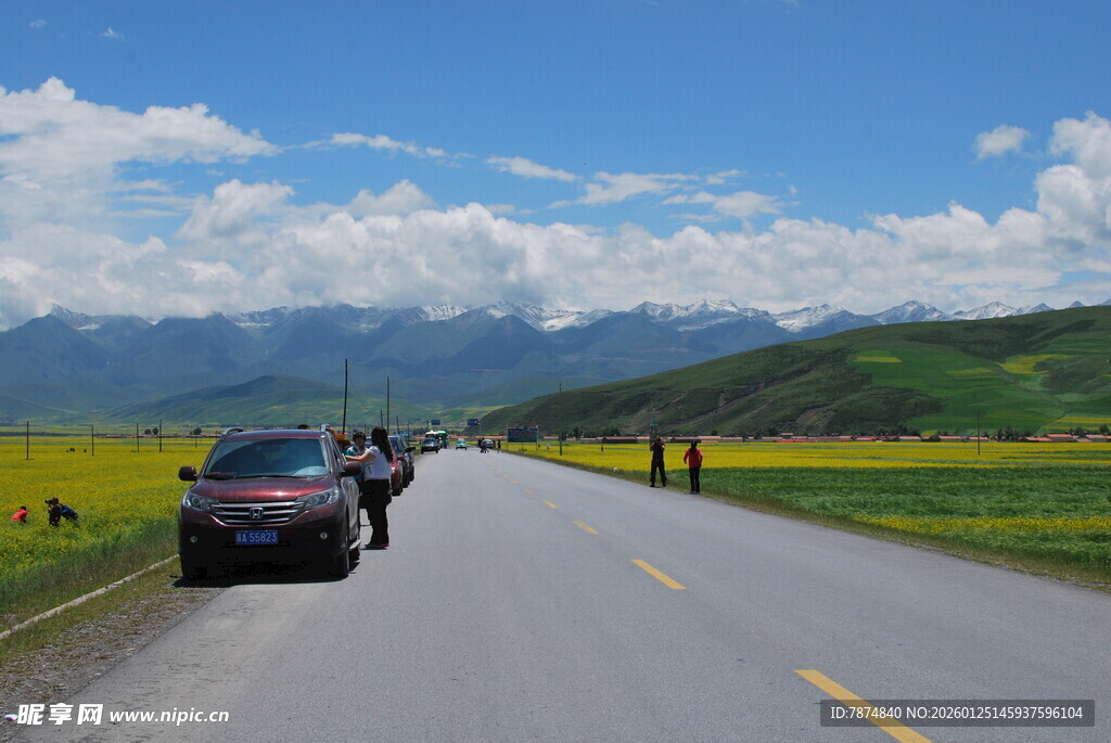 公路上的自驾车队与美景