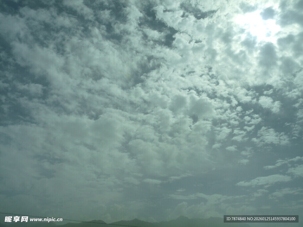 天空中密布的层叠云朵