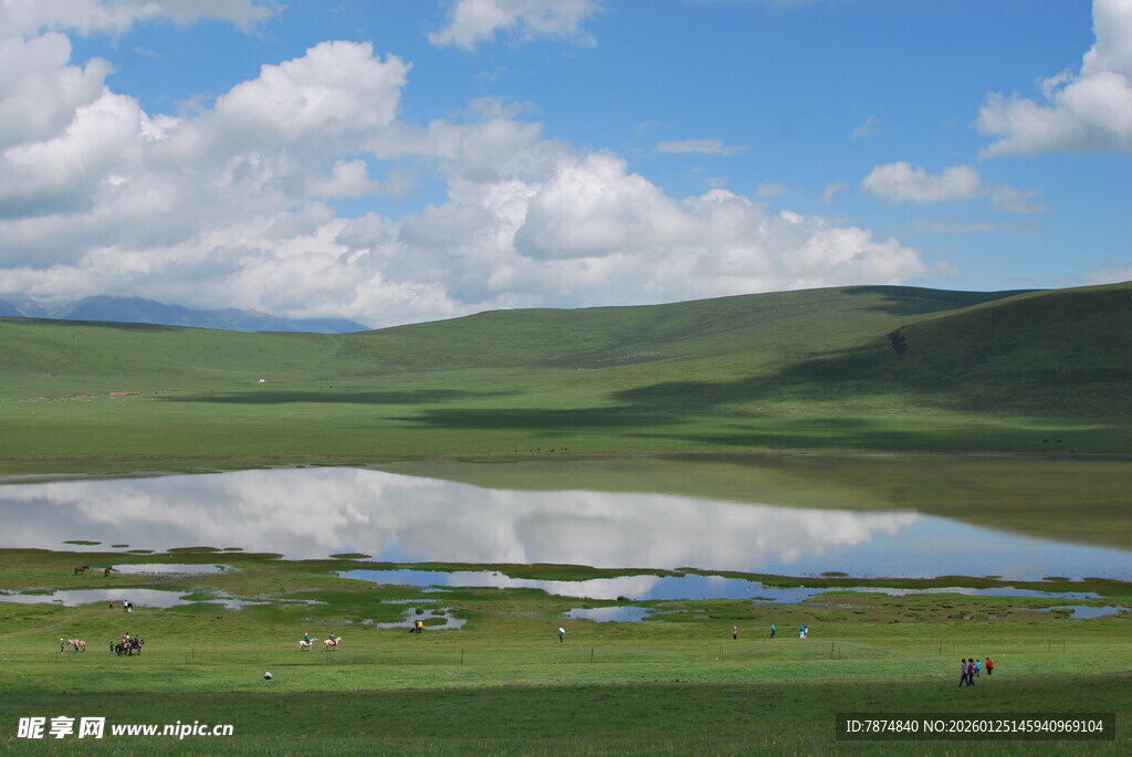 草原湖泊美景
