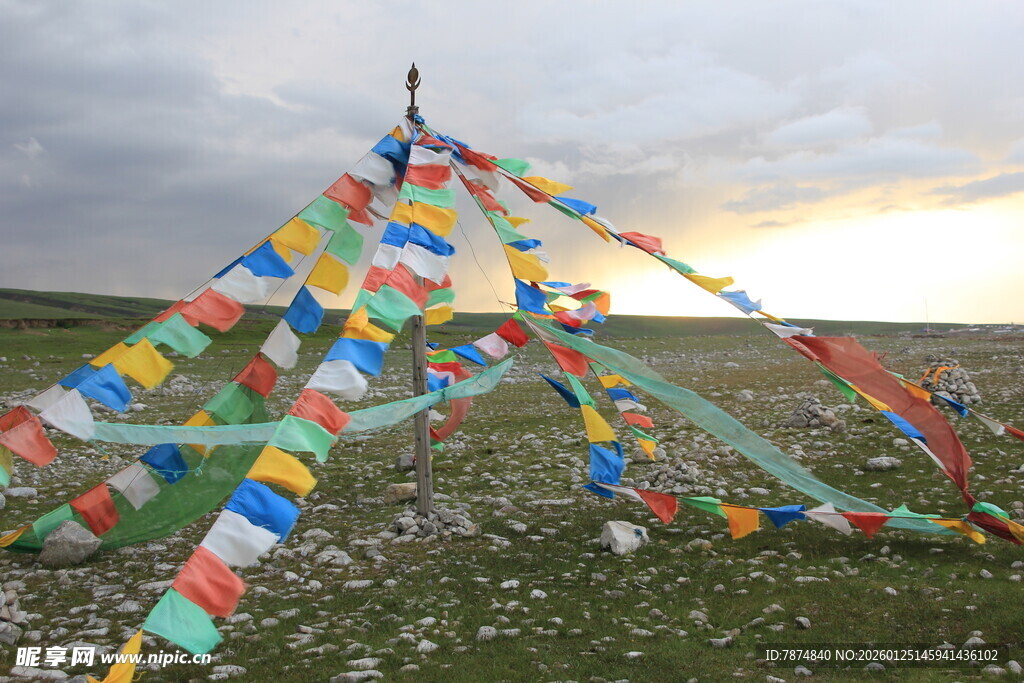 草原上的五彩经幡