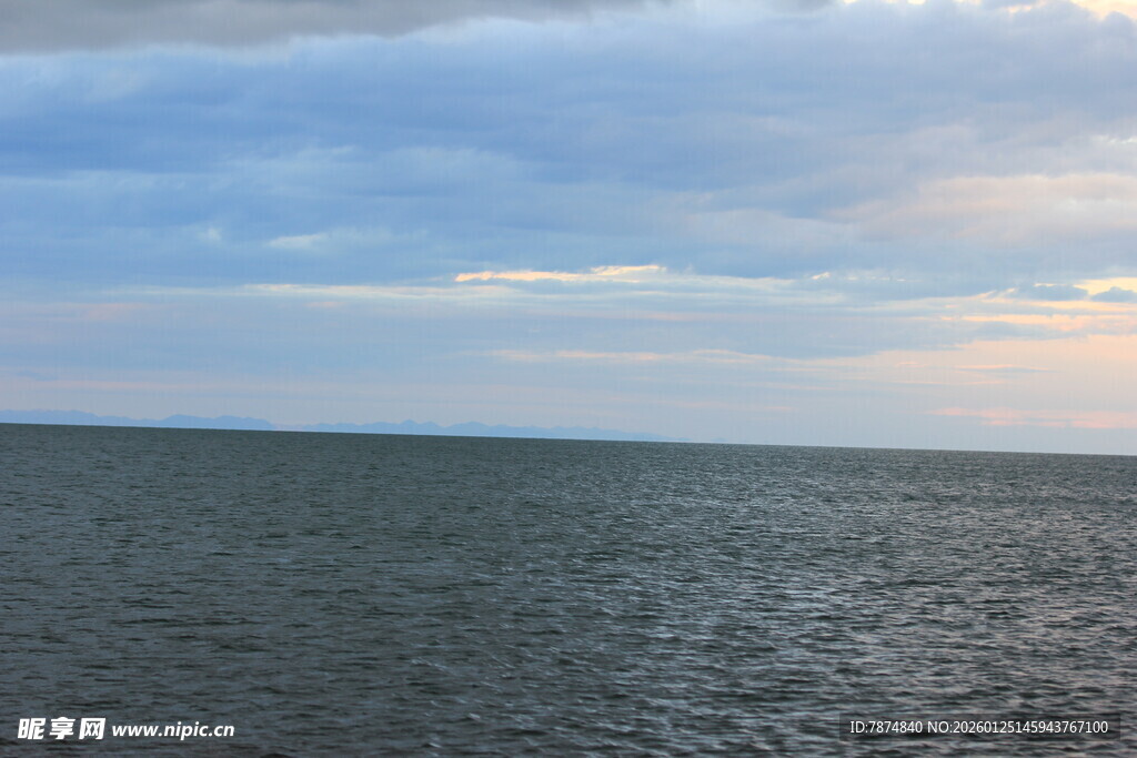 海上黄昏时的广阔天际