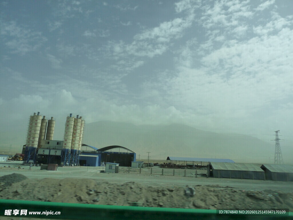 沙漠中的工业设施景观