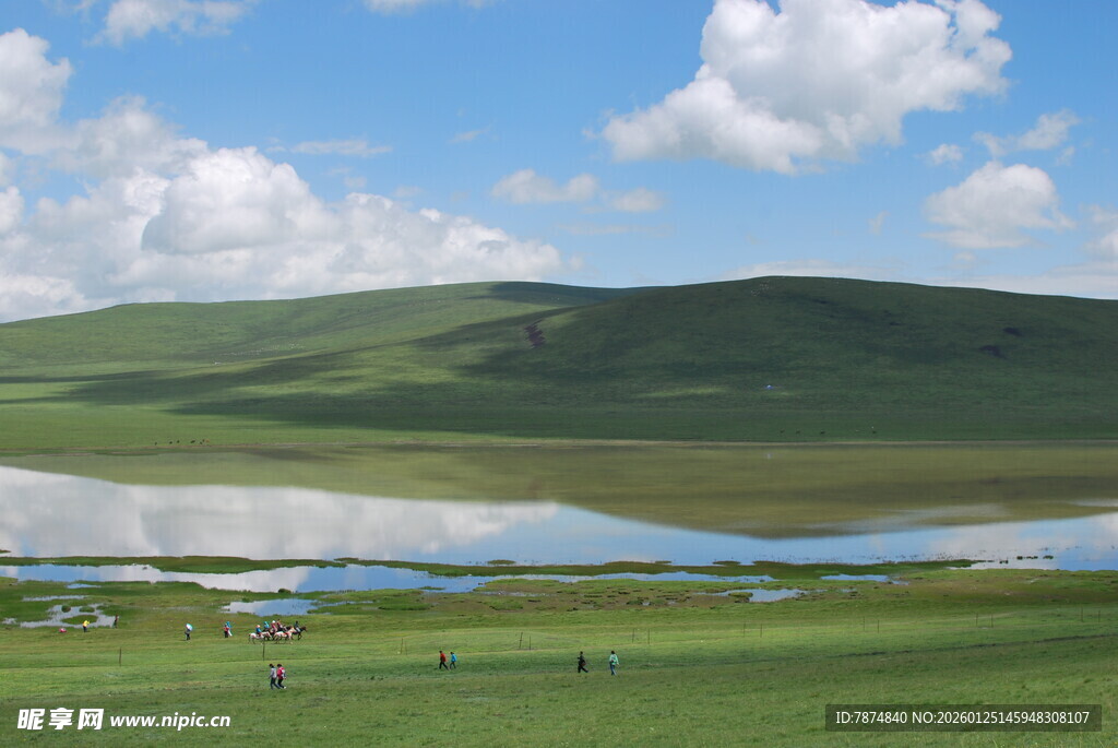 草原湖泊美景