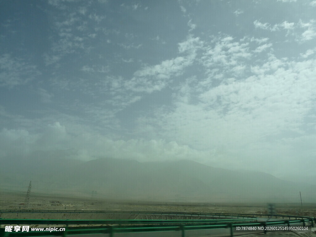 公路边的天空与朦胧远景