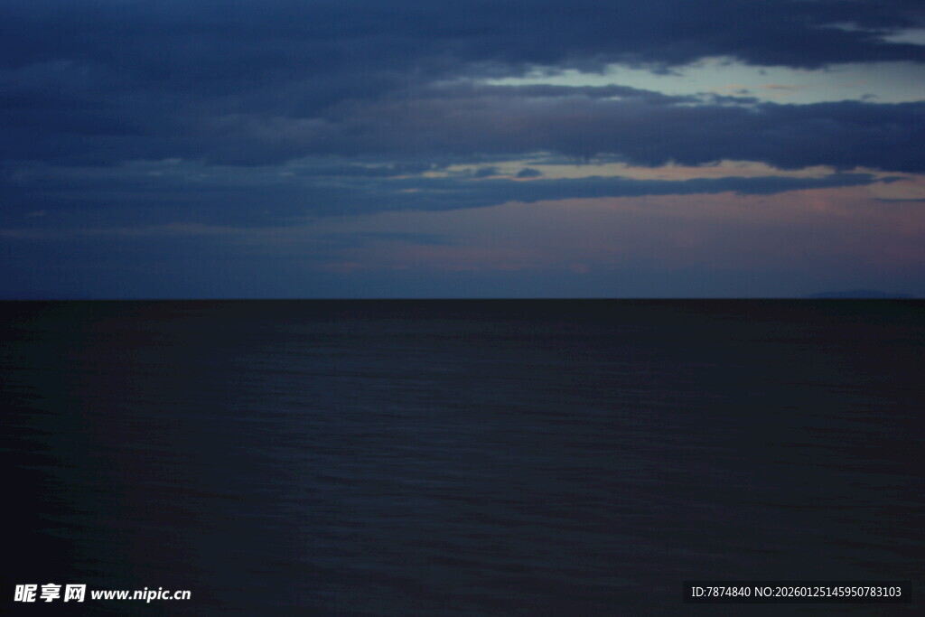 夜幕下的广阔海面