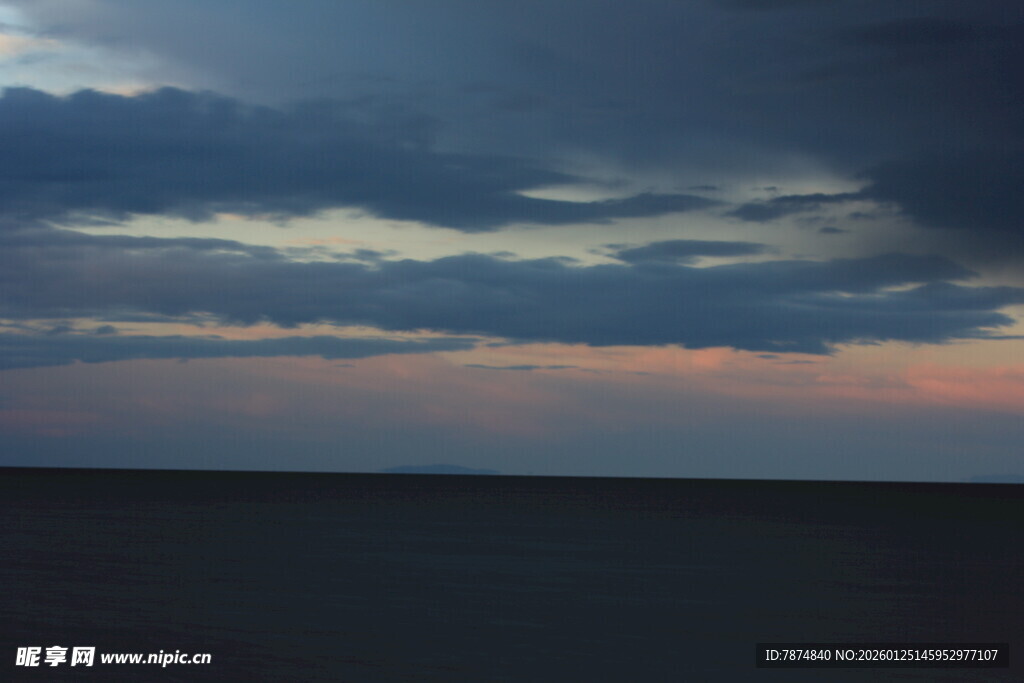 黄昏时分的天空与地平线