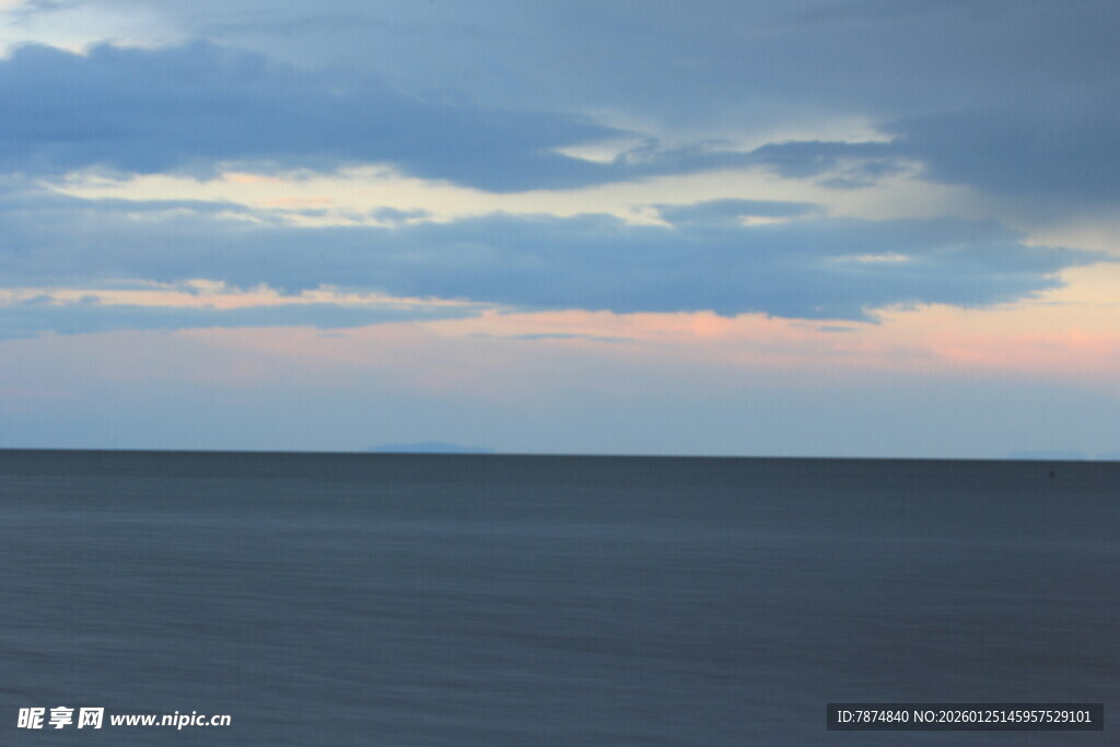 黄昏下的广阔海面景象