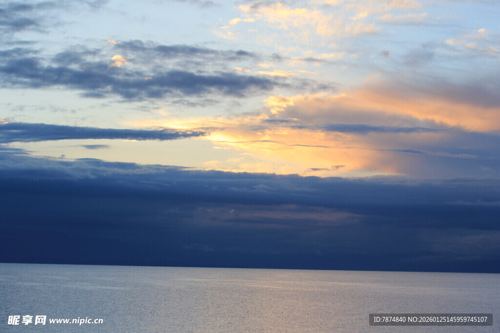 海上日落时分绚丽云彩