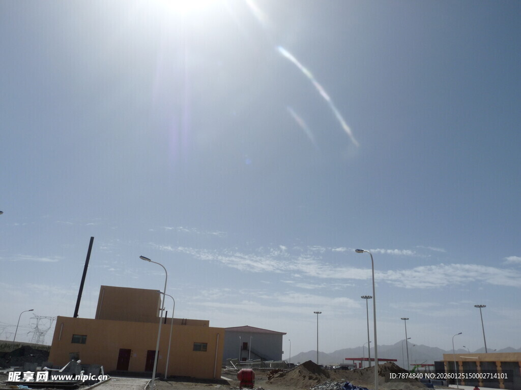 阳光下的开阔建筑场景